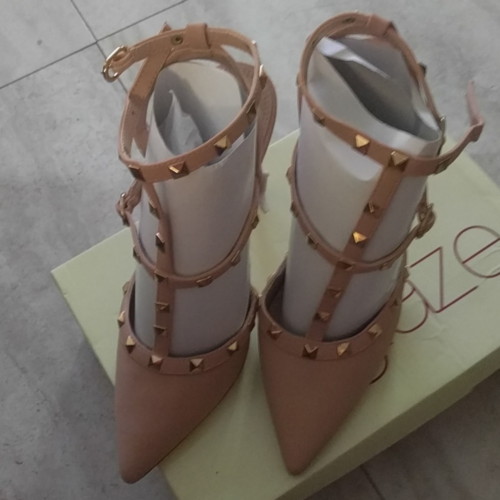 Glaze nude studded pumps